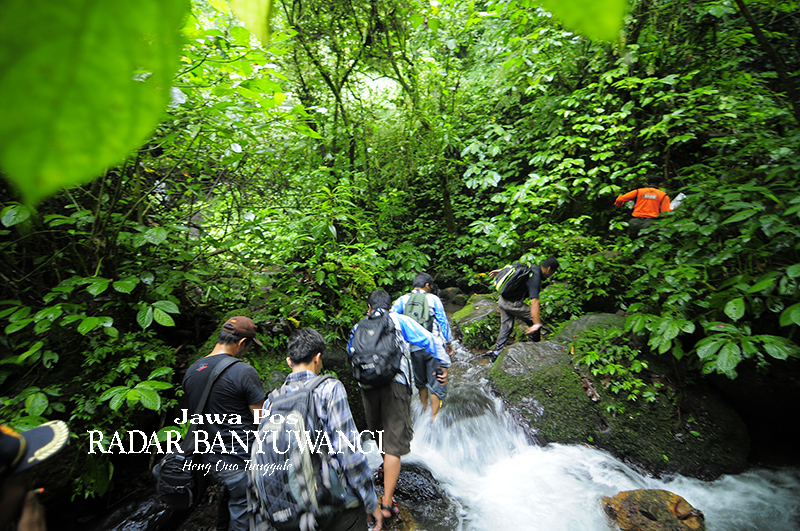 Rombongan jurnalis Jawa Pos Radar Banyuwangi harus melewati beragam rintangan menuju wisata air terjun Lider, Songgon, Banyuwangi.