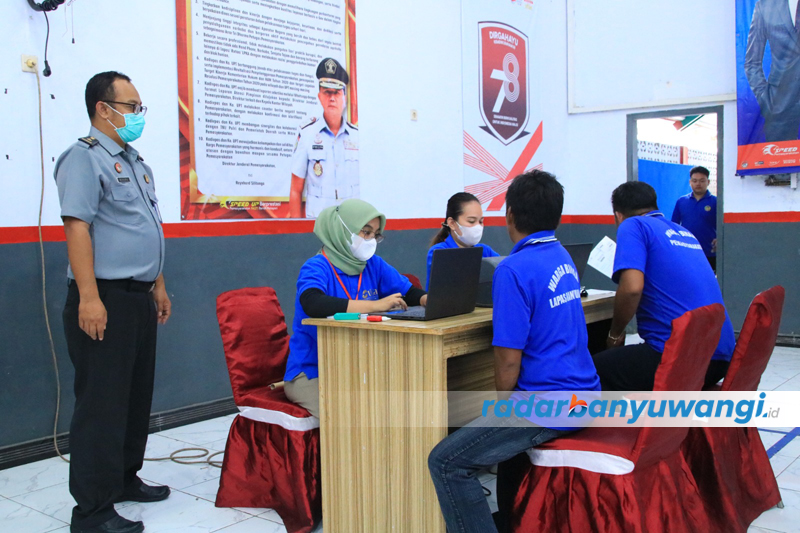 SKRINING: Sejumlah warga binaan menjalani pemeriksaan kesehatan di kompleks Lapas Banyuwangi, Kamis (14/9).
