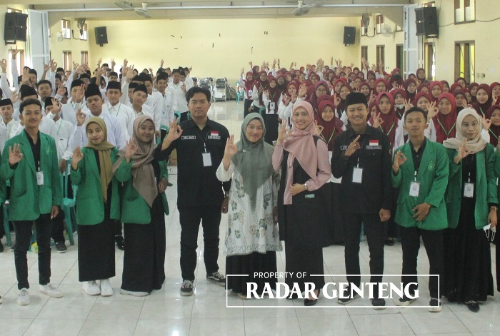 ORIENTASI: Warek II Zidniyati, MPd, Warek III Dr Kurniatul Faizah MPd bersama panitia dan para mahasiswa baru IAI Ibrahimy, Genteng dalam Oscar 2023, kamis (14/9).