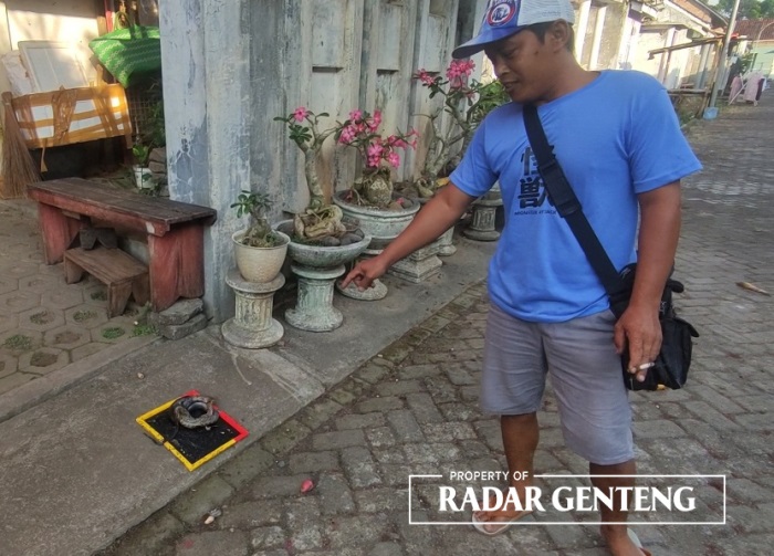 ULAR SANCA: Agus Sudarmawan menunjuk ular yang terperangkap di lem tikus di rumahnya Dusun Nganjukan, Desa Karangsari, Kecamatan Sempu, kamis (14/9).