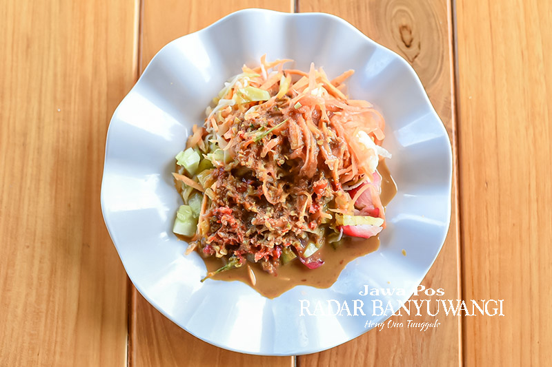MENU PENUTUP: Aneka buah dengan bumbu kental bercita rasa manis, pedas, asin, dan asam.