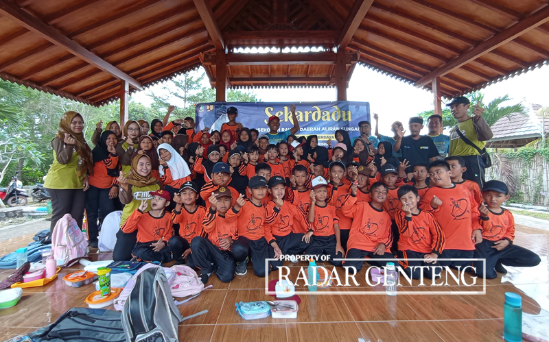 RAWAT SUNGAI: Para guru dan siswa SDN 4 Benculuk dan SDN 4 Tampo usai menerima materi tentang air dan sungai di rumah joglo Dam Pancursari, Desa Benculuk, Kecamatan Cluring, Jumat (15/9).
