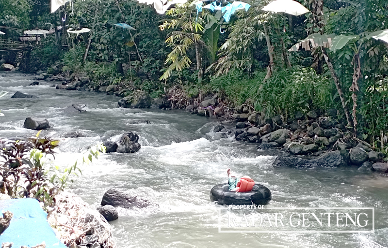 SEPI: Pengunjung main air di sungai menggunakan ban di wisata Sungai Binau Dusun Krajan, Desa/Kecamatan Songgon, Jumat (15/9).