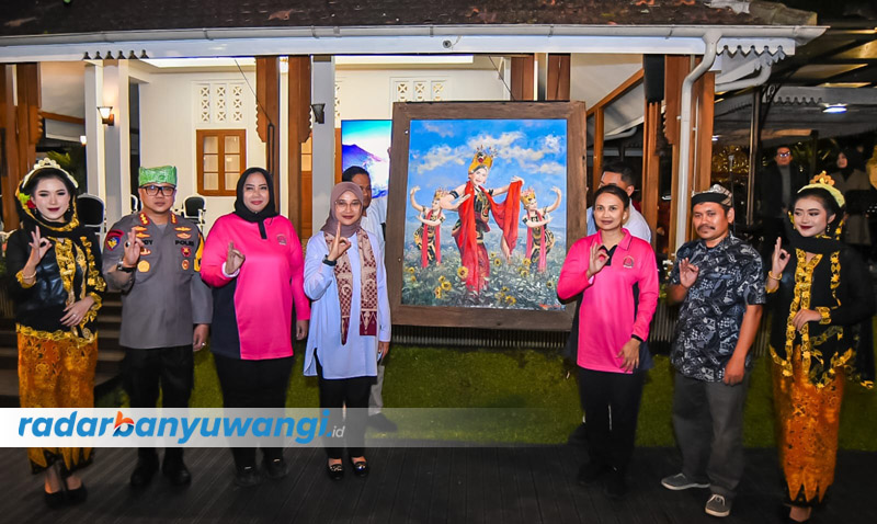 Ketua Bhayangkari Juliati Listyo Sigit (tiga dari kanan) berfoto dengan Bupati Ipuk Fiestiandani, Kapolresta Kombespol Deddy Foury dan istri, serta pelukis Banyuwangi, Kamis malam (14/9).
