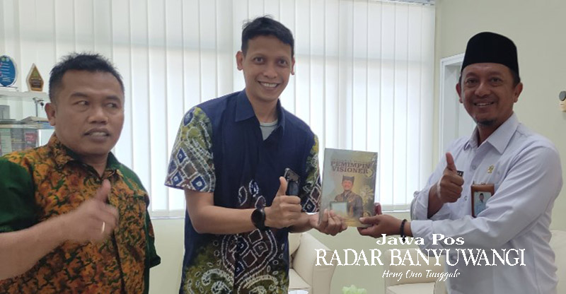 BERI DUKUNGAN: Kepala Kantor Kemenag Banyuwangi Dr M. Amak Burhanudin (kanan) bertemu dengan GM JP-RaBa Bayu Saksono dan Pemred JP-RaBa Syaifuddin Mahmud.