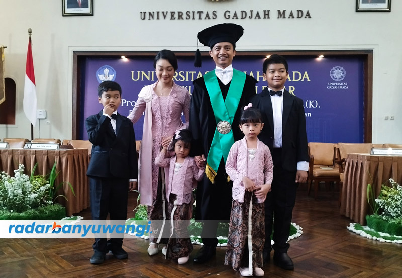 Gunadi dan keluarganya usai pengukuhan guru besar kedokteran bedah anak di FK UGM, Kamis lalu (14/9).