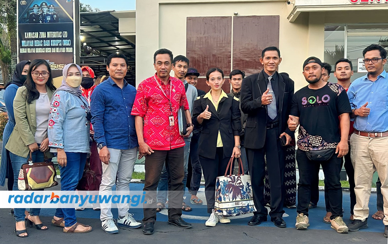 DIJANJIKAN KEUNTUNGAN BERLIPAT: Puluhan korban FEC didampingi kuasa hukumnya, Bomba Sugiarto (tiga dari kanan), melapor ke Polresta Banyuwangi, Kamis sore (14/9).