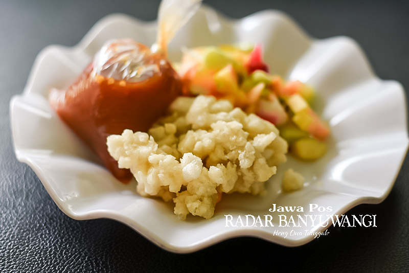 IDENTIK PEDAS: Rujak dengan bahan utama aci goreng banyak disajikan di kafe dan restoran.