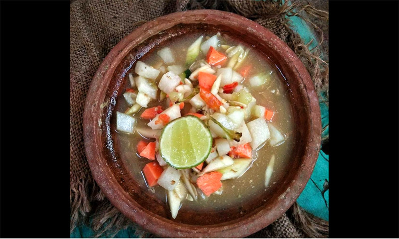 SEGAR: Rujak kecut yang berisi potongan kecil atau parutan aneka buah segar dengan kuah cuka makan.