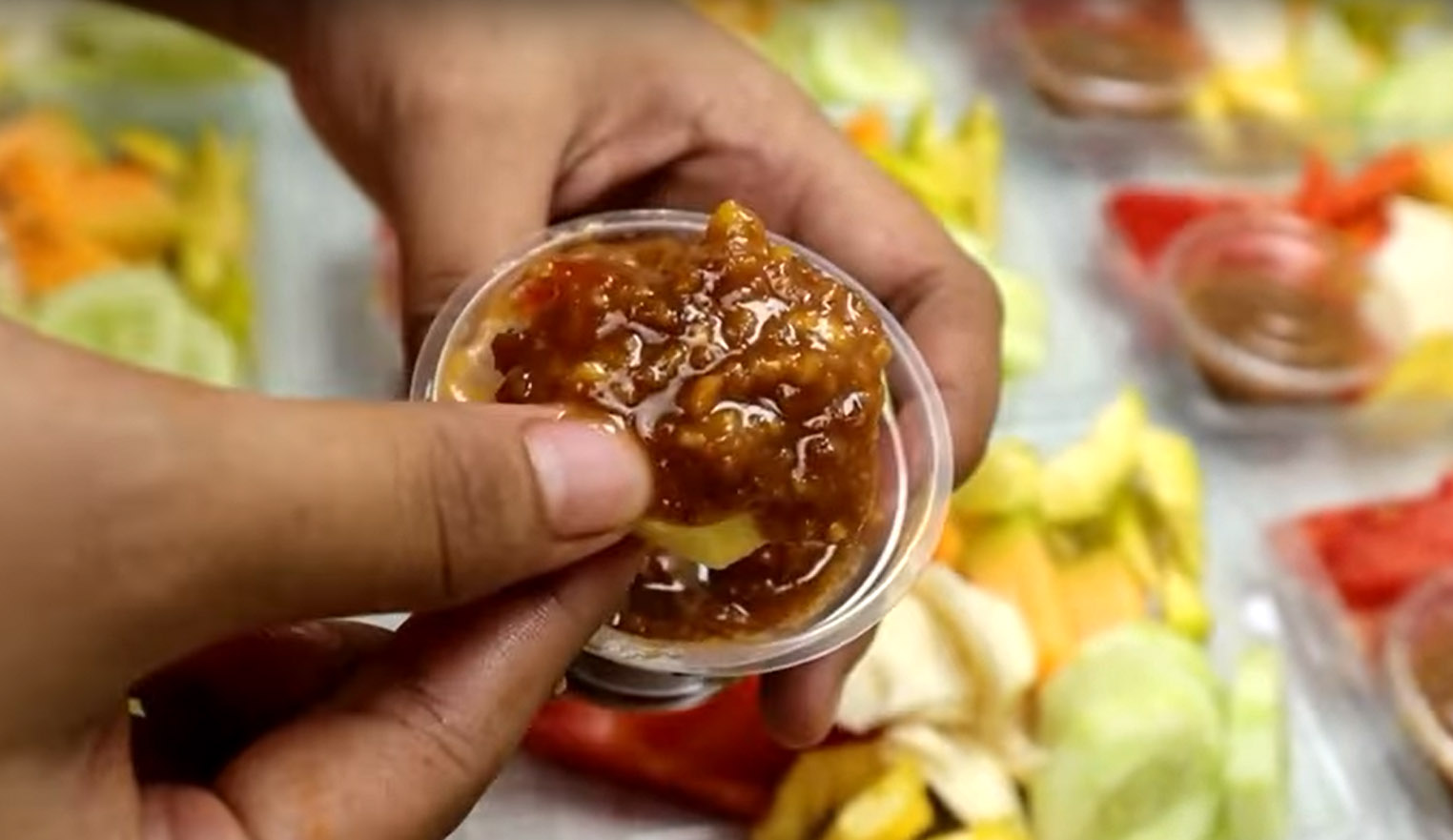 ILUSTRASI RUJAK MANIS: Beragam buah bisa dinikmati dengan bumbu lombok, garam, dan gula tanpa kacang.