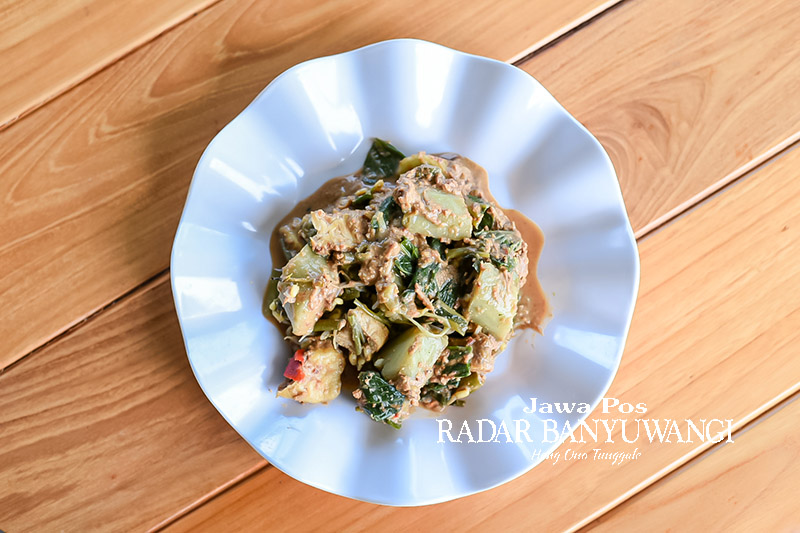 SEHAT: Aneka sayur dengan bumbu rujak berbasis saus kacang dan pisang klutuk cocok untuk menu diet.