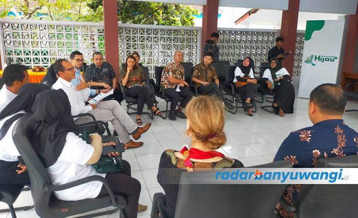 APRESIASI: Direktur Sustainability and Public Affairs Borealis Markus Horcher dan tim menyimak pelaksanaan evaluasi program Banyuwangi Hijau di pendapa Kecamatan Songgon, Jumat (15/9).