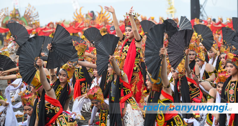 Ribuan penari tampil memukau di acara Gandrung Sewu 2023 di Pantai Boom Banyuwangi, Sabtu (16/9).