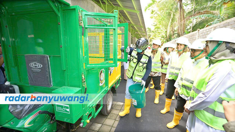 Bupati Ipuk Fiestiandani dan Men PAN-RB Abdullah Azwar Anas mengecek armada pengangkut sampah dari rumah penduduk menuju TPS Balak.