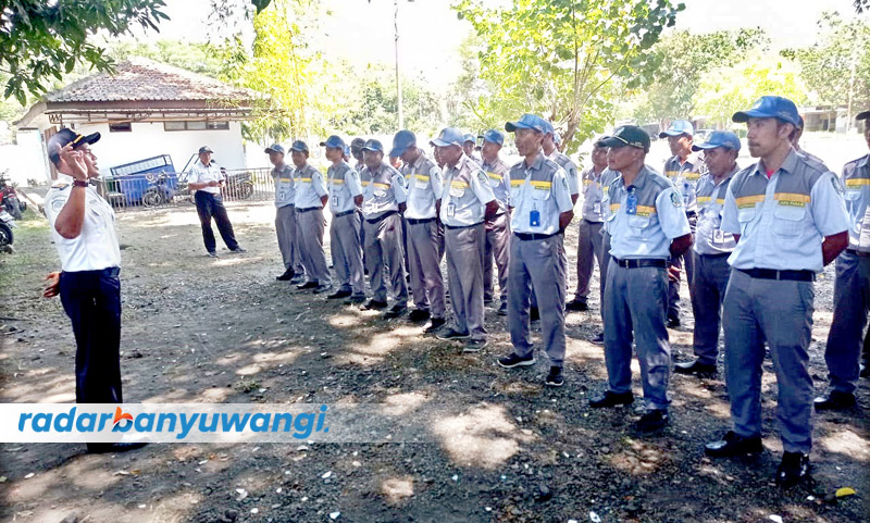 PEMBINAAN: Kepala Sub Koordinasi Pengelolaan Perparkiran Dishub Banyuwangi Wahyuono M Laksosno (kiri) memberikan pembinaan kepada sejumlah jukir, Minggu (17/9).