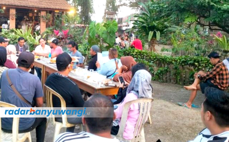 BERHARAP UANG KEMBALI: Sejumlah korban investasi online lewat aplikasi FEC melakukan pertemuan di tempat wisata Djawatan, Minggu (17/9).