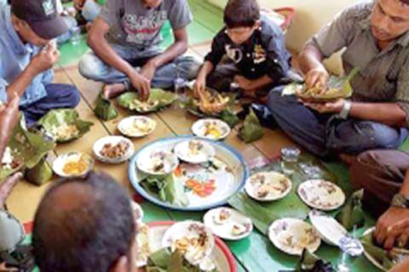 Warga Aceh merayakan khanduri maulod untuk memperingati Maulid Nabi Muhammad SAW. Warga menggelar kenduri besar dengan mengundang anak yatim dan kerabat.