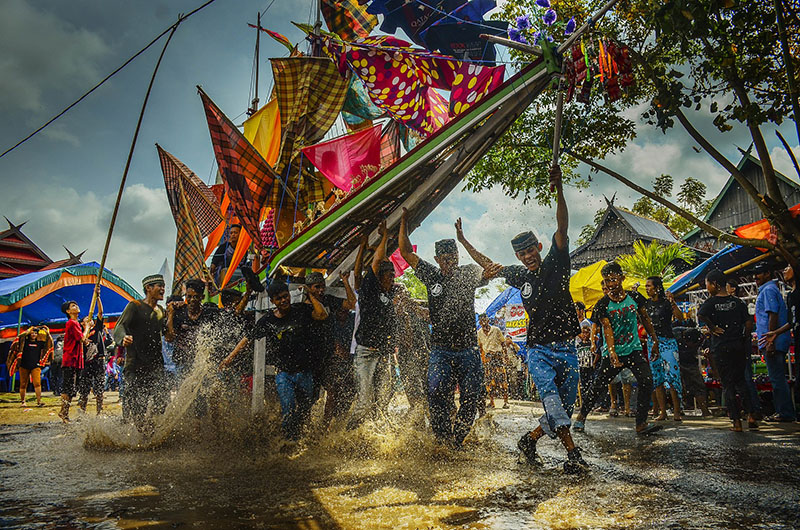 Perayaan Maudu Lompoa menyambut hari kelahiran Nabi Muhammad SAW yang digelar masyarakat Cikoang Tangkalar, Sulawesi Selatan.