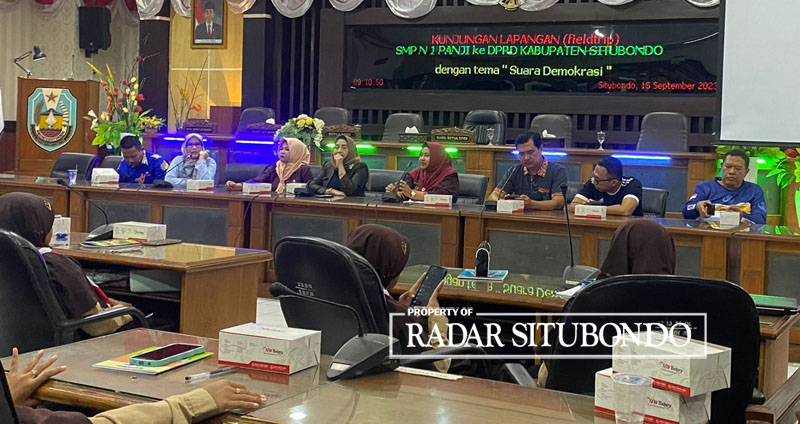 DISAMBUT HANGAT: Jajaran DPRD Situbondo menunjukkan ruang rapat paripurna di Gedung DPRD kepada para siswa dan siswi SMPN 1 Panji, Jumat (15/9) lalu.