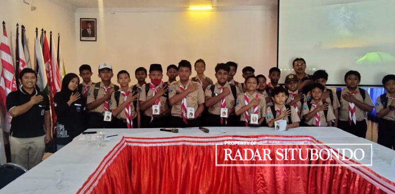 BAJU SERAGAM: Siswa dan Siswi SMPN 1 Panji foto bersama jajaran KPU Situbondo di ruang aula kantor tersebut, di Kelurahan Dawuhan, Kecamatan Kota, Jumat (15/9) lalu.