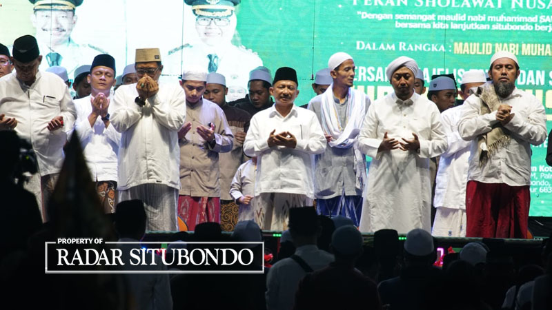 Suasana peringatan Maulid Nabi Muhammad di Alun-alun Situbondo. Acara ini diisi dengan pembacaan selawat bersama Majelis Ta&rsquo;lim dan Sholawat Syubbanul Muslimin.