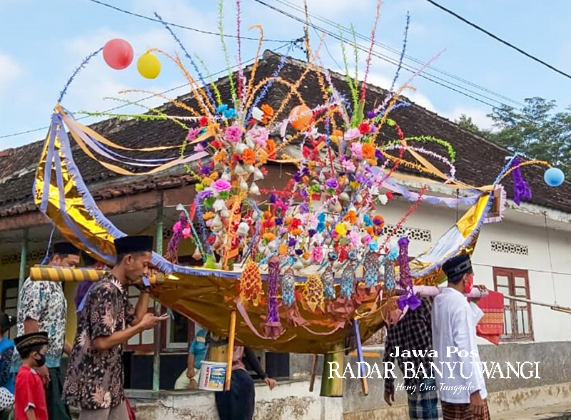 Warga Banyuwangi selalu menggelar peringatan Maulid Nabi Muhammad SAW dengan pawai endog-endogan. Endog atau telur memiliki filosofi Islam, Iman, dan Ihsan.