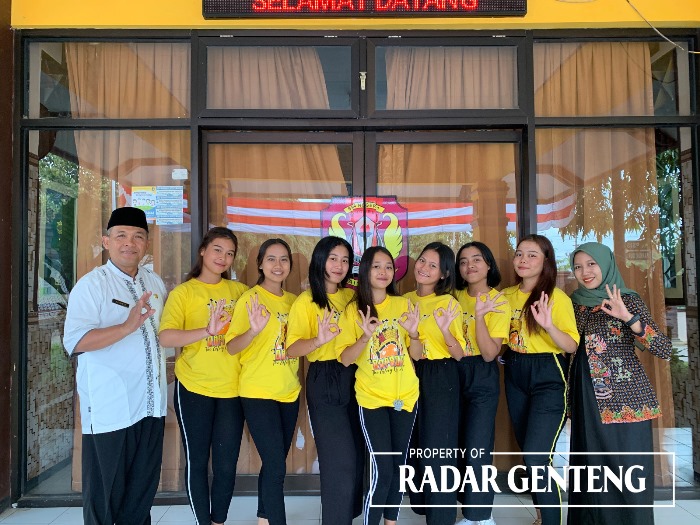 BUDAYA: Kepala SMAN 1 Bangorejo Bachris Rochmadi MPd (kiri) dan pembina Sulistyo Rini SPd bersama para siswinya yang ikut Festival Gandrung Sewu di Pantai Marina Boom pada Sabtu (16/9).