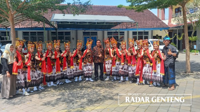 KREATIF: Kepala SMAN 1 Gambiran Akhmad Darmawan SPd MPd (tengah) bersama pembina tari Drs Eko Nurhadi dan Anita Nur Siwi SPd bersama siswanya yang ikut Festival Gandrung Sewu 2023 (16/9).