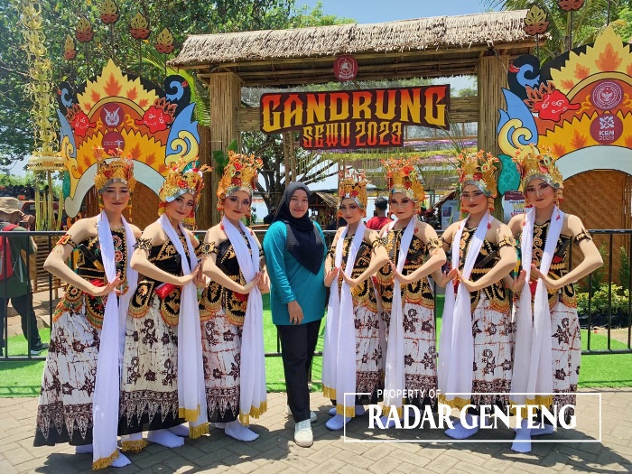 BERPRESTASI: Para siswa SMAN 1 Genteng mengikuti Festival Gandrung Sewu 2023 di Pantai Marina Boom Banyuwangi bersama pembina Ria Apriliya SPd pada Sabtu (16/9).