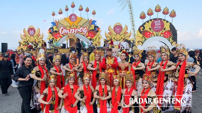 SENI: Para siswi SMAN 1 Purwoharjo bersama guru pendamping Dewi Atma Negara  usai Festival Gandrung Sewu di Pantai Marina Boom, Banyuwangi pada Sabtu (16/9).