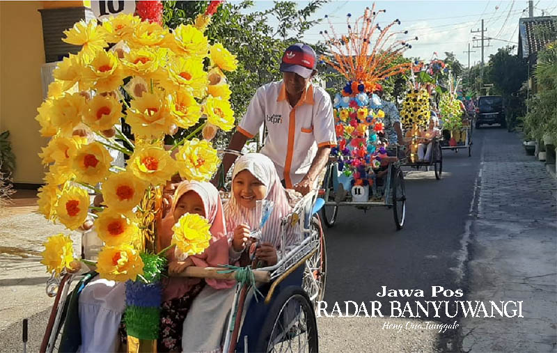 Dengan menaiki becak, anak-anak di Banyuwangi mengarak telur hias (endog-endogan) keliling kampung.