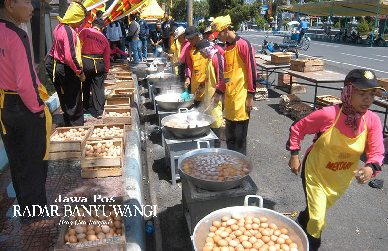 Puluhan warga Banyuwangi merebus telur untuk dipakai membuat miniatur Masjid Agung Baiturrahman.