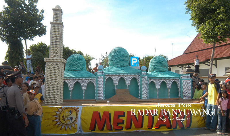 REKOR MURI: Miniatur Masjid Agung Baiturrahman yang terbuat dari telur di depan kantor Pemkab Banyuwangi pada 2006 silam.