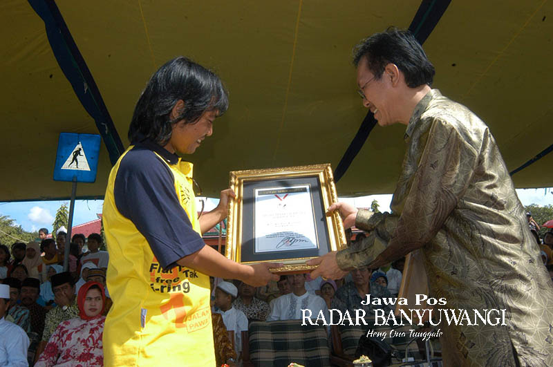 Direktur Jawa Pos Radar Banyuwangi Samsudin Adlawi (kiri) menerima sertifikat rekor MURI sebagai penggagas endog-endogan miniatur Masjid Agung Baiturrahman.