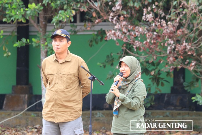 ANTISIPASI KARHUTLA: Novita Kusuma Wardani (kanan) didampingi Wahyu Dwi Hadmojo memberikan arahan sebelum patroli bersama untuk mengantisipasi karhutla pada Kamis (14/9).