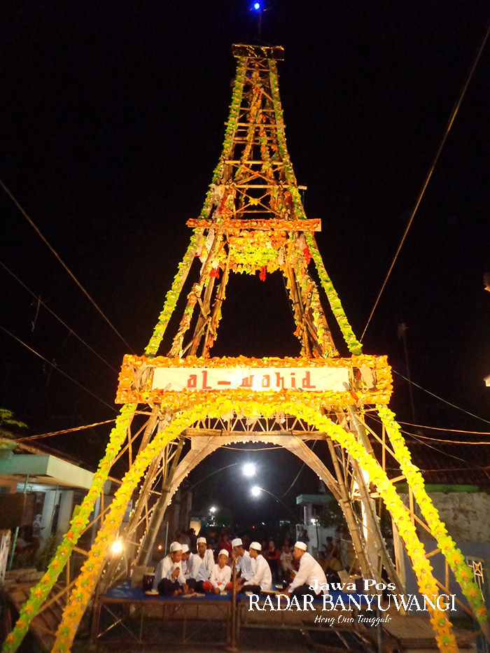 FANTASTIS: Warga di bawah jodang yang menyerupai menara Eiffel setinggi 17 meter di Desa Mangir, Kecamatan Rogojampi, beberapa tahun lalu.