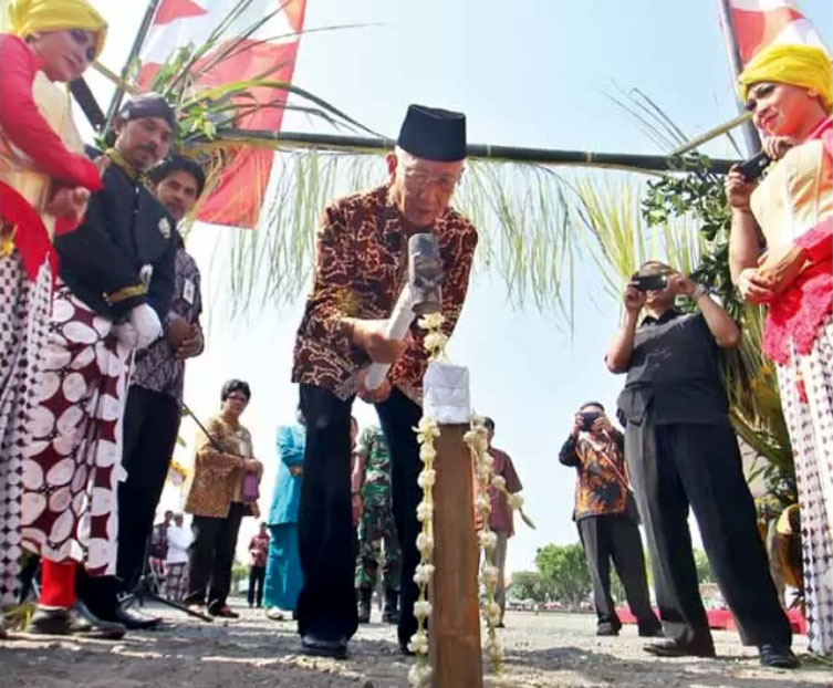 Penghageng Tepas Dwarapura Keraton Jogja, KRT Jatiningrat memasang patok sebagai tanda awal persiapan Pasar Malam Perayaan Sekaten (PMPS) di Alun-Alun Utara Jogjakarta.