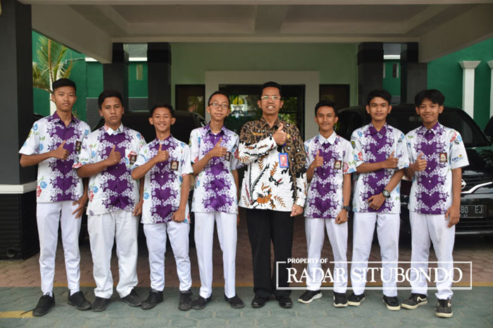 PENYANDANG PRESTASI: Kepala SMKN 1 Panji, Paimin (empat dari kanan) diapit oleh murid-murid berprestasi di halaman sekolah SMKN Panji, Sabtu lalu (16/9).