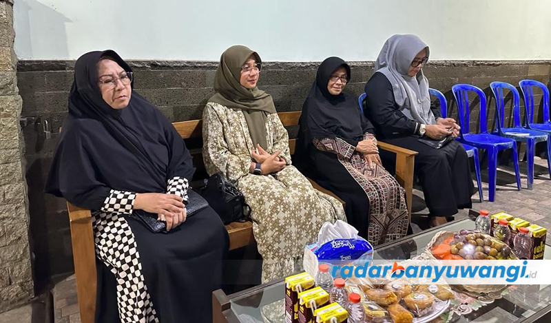 TURUT MENDOAKAN: Bupati Ipuk Fiestiandani (dua dari kiri) didampingi Kepala Dinas Damkarmat Husnul Chotimah turut hadir dalam peringatan seribu hari meninggalnya drh Budianto, Minggu malam (17/9).