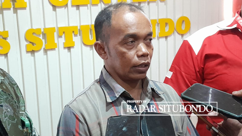 MENCARI KEADILAN: Soleh, warga Kampung Kerajan, Desa Kukusan, Kecamatan Kendit dikonfirmasi sejumlah wartawan di Mapolres Situbondo, Senin (18/9).