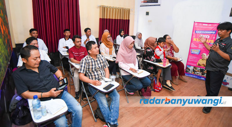 UPGRADE SDM: Belasan peserta BAK mengikuti kursus di LKP Desy Education, Senin (18/9).
