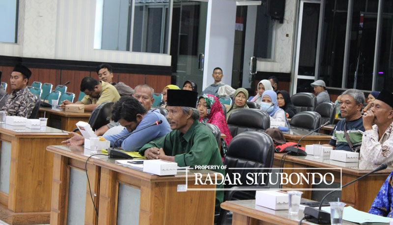 ASPIRASI: Puluhan warga Desa Tanjung Kamal beraudensi dengan Komisi I DPRD Situbondo, di ruang rapat paripurna DPRD Situbondo, Senin (18/9).