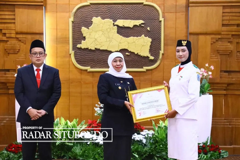 Wimbi Cantika Dewi (kanan) terpilih sebagai perwakilan Situbondo sebagai Pasukan Pengibar Bendera Pusaka (PASKIBRAKA) Provinsi Jawa Timur.