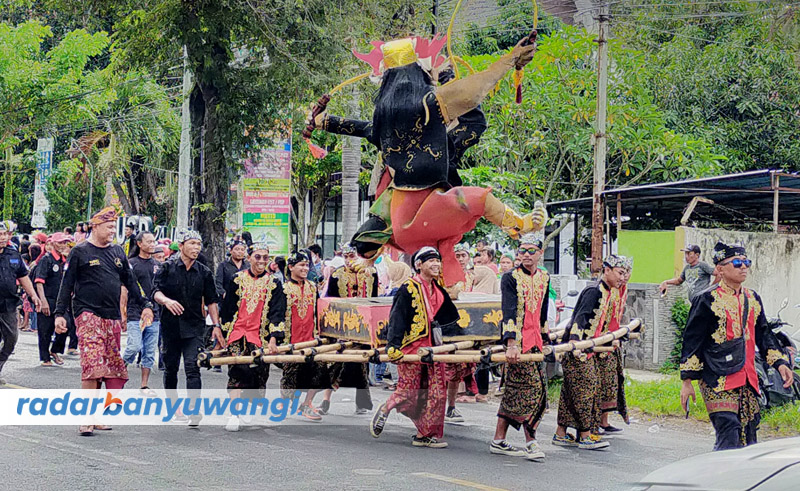 DILARANG MUI: Warga Desa Gitik, Kecamatan Rogojampi, Banyuwangi, mengarak ogoh-ogoh dalam pawai kirab Maulid tahun lalu.