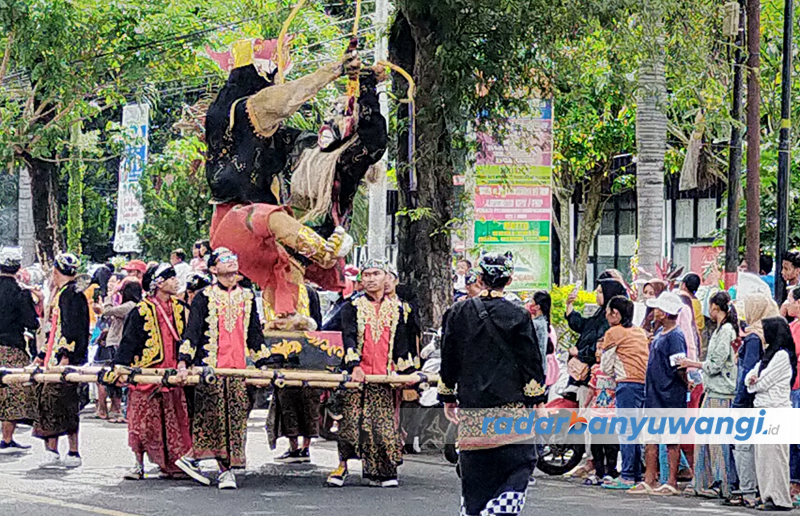 DILARANG MUI: Warga Desa Gitik, Kecamatan Rogojampi, Banyuwangi, mengarak ogoh-ogoh dalam pawai kirab Maulid tahun lalu.