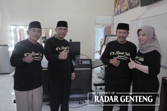 BERKUALITAS: Kacabdispendik Jatim wilayah Banyuwangi Ahmad Jaenuri,Kepala SMKN Darul Ulum Umar Said, ketua komite H Wahidin mengenakan kaus karya sablon incubator entrepreneur rumah mode, Senin (18/9)