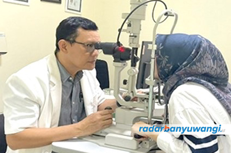 TELITI: dr Aswin Agung SpM (kiri) melakukan pemeriksaan mata sebelum dilakukan operasi phacoemulsification.