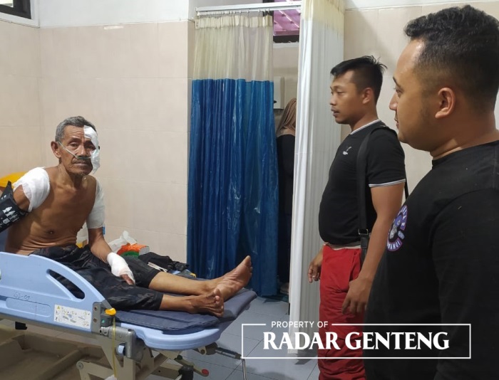 RAWAT: Marsimin yang mengalami luka bakar di wajah dan tangan menjalani perawatan di RSUD Genteng, Senin (18/9).