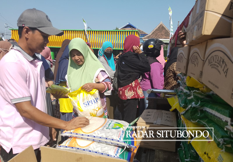 ILUSTRASI: Diskoperindag Situbondo menggelar operasi pasar untuk mengantisipasi melonjaknya harga beras beberapa waktu lalu.