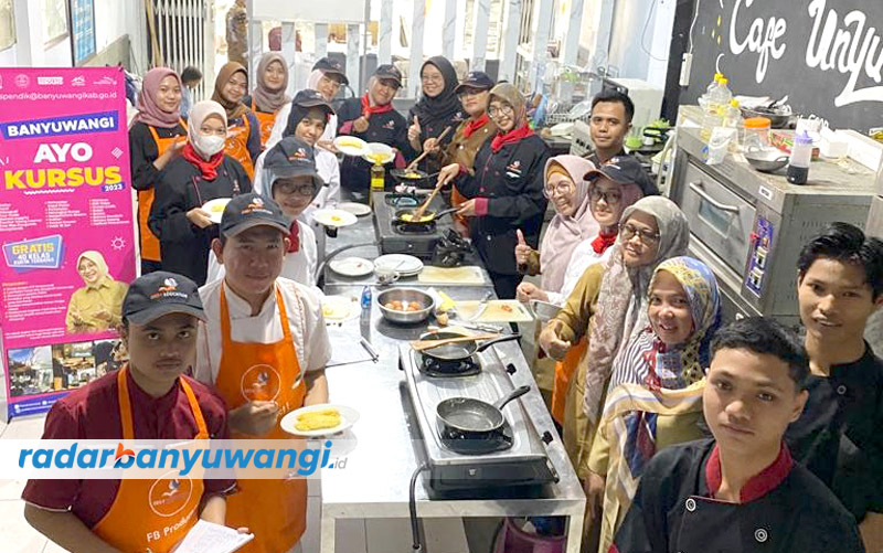 DILATIH: Warga belajar Desy Education saat belajar memasak. Mereka mendapatkan ilmu dari Chef Cucuk dari eL Royale Hotel, Selasa (19/9).